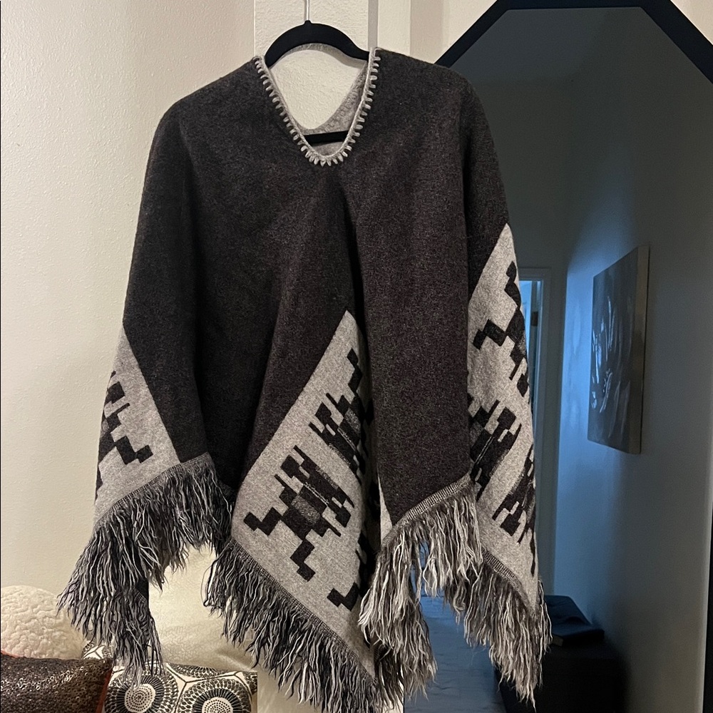 Poncho: Two-tone Gray Southwest Patterned Poncho with Fringe